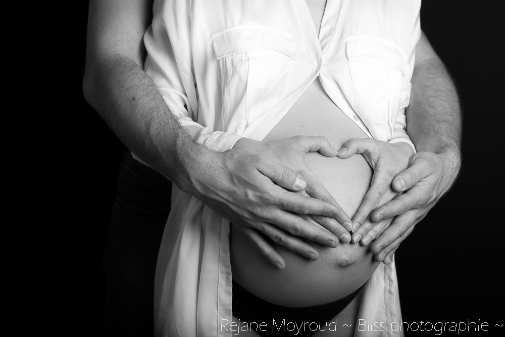 grossesse maternité Montpellier gard Hérault studio noir et blanc enfant bébé Nimes ventre rond_-11