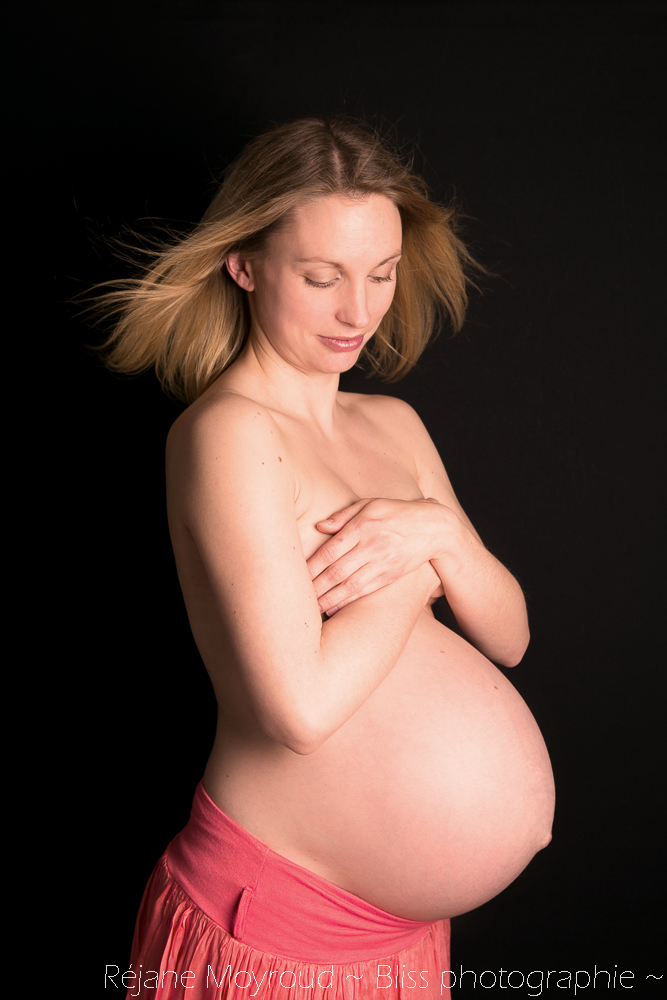 grossesse maternité Montpellier gard Hérault studio noir et blanc enfant bébé Nimes ventre rond_-17