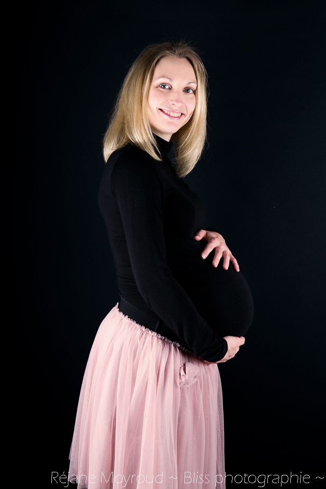grossesse maternité Montpellier gard Hérault studio noir et blanc enfant bébé Nimes ventre rond_-4