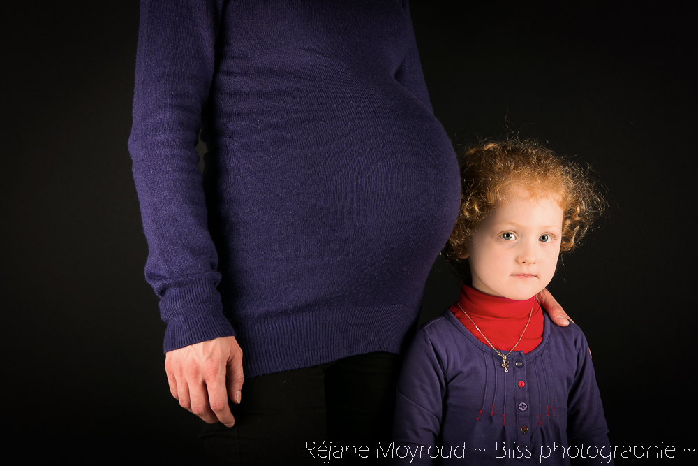 grossesse maternité Montpellier gard Hérault studio noir et blanc enfant bébé Nimes ventre rond_