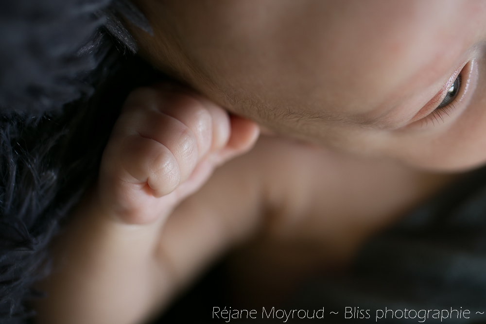 photographe bébé nourrisson enfants maternité grossesse nouveau né Montpellier Nimes Lunel Baillargues Castries Valergues bliss photographie Réjane Moyroud Mauguio studio naturel couverture panier-18