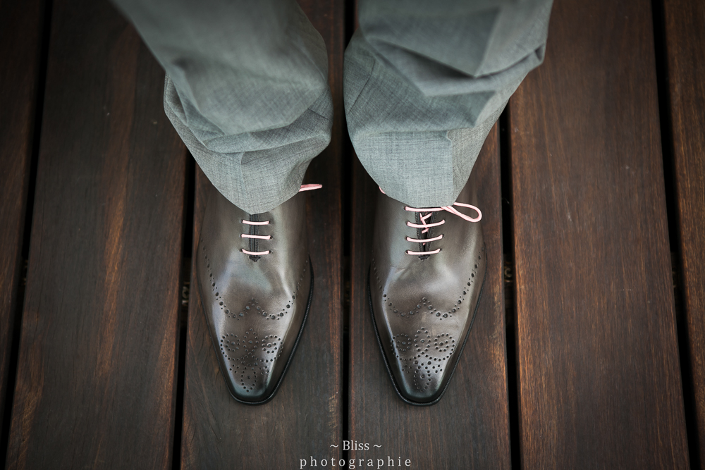 photographe mariage montpellier nimes uzes bezier couple Domaine de Verchant Bliss Réjane Herault Déco exterieur chaussures