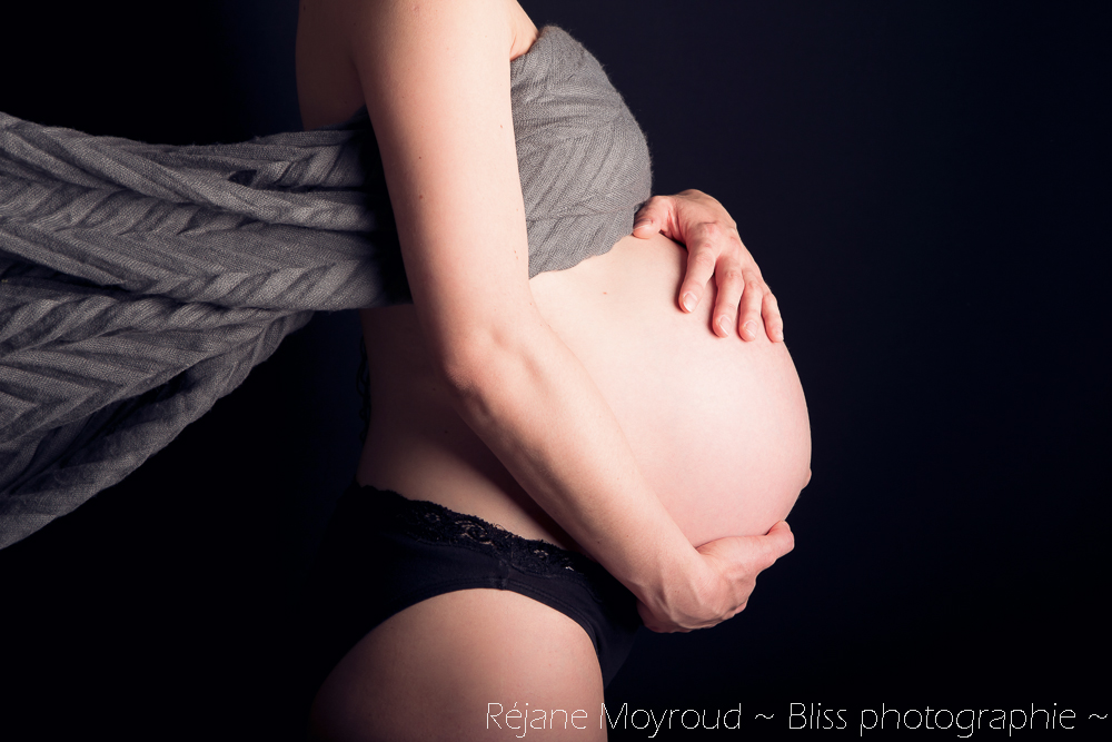 grossesse maternité Montpellier gard Hérault studio noir et blanc enfant bébé Nimes ventre rond_-14