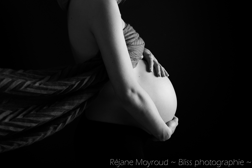 grossesse maternité Montpellier gard Hérault studio noir et blanc enfant bébé Nimes ventre rond_-15