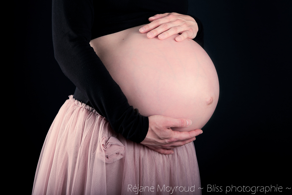 grossesse maternité Montpellier gard Hérault studio noir et blanc enfant bébé Nimes ventre rond_-8