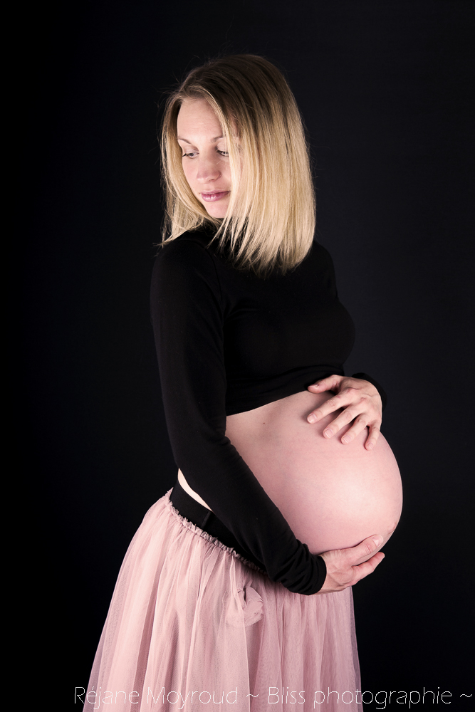 grossesse maternité Montpellier gard Hérault studio noir et blanc enfant bébé Nimes ventre rond_-9