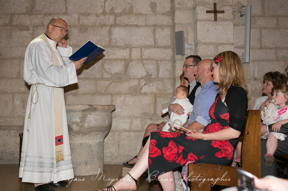 photographe-baptême-Montpellier-Hérault-Nimes- Gard-cérémonie-église-Enclos de la Croix - Lansargues-16